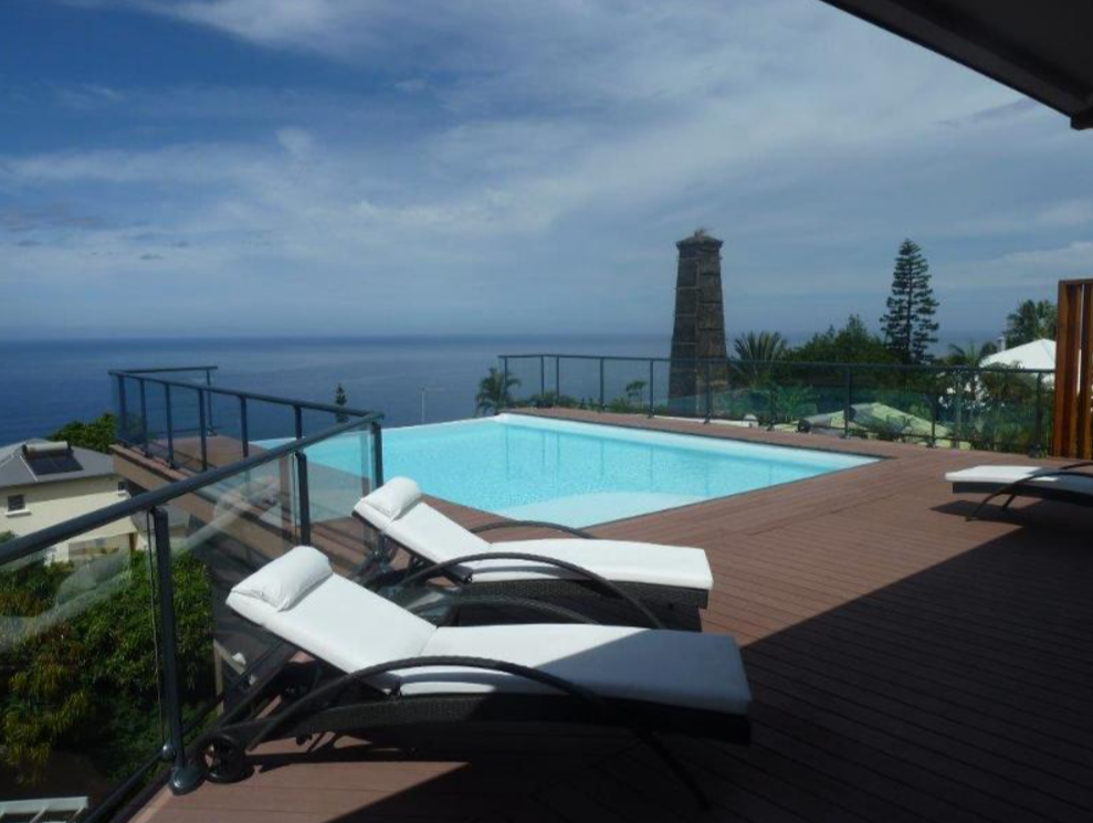 Pose de gardes-corps de piscine